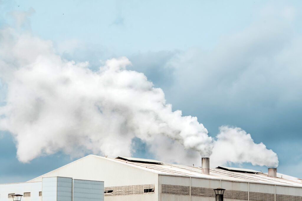 Emisiones de CO2 por sectores en España: cuáles son las actividades que más emiten